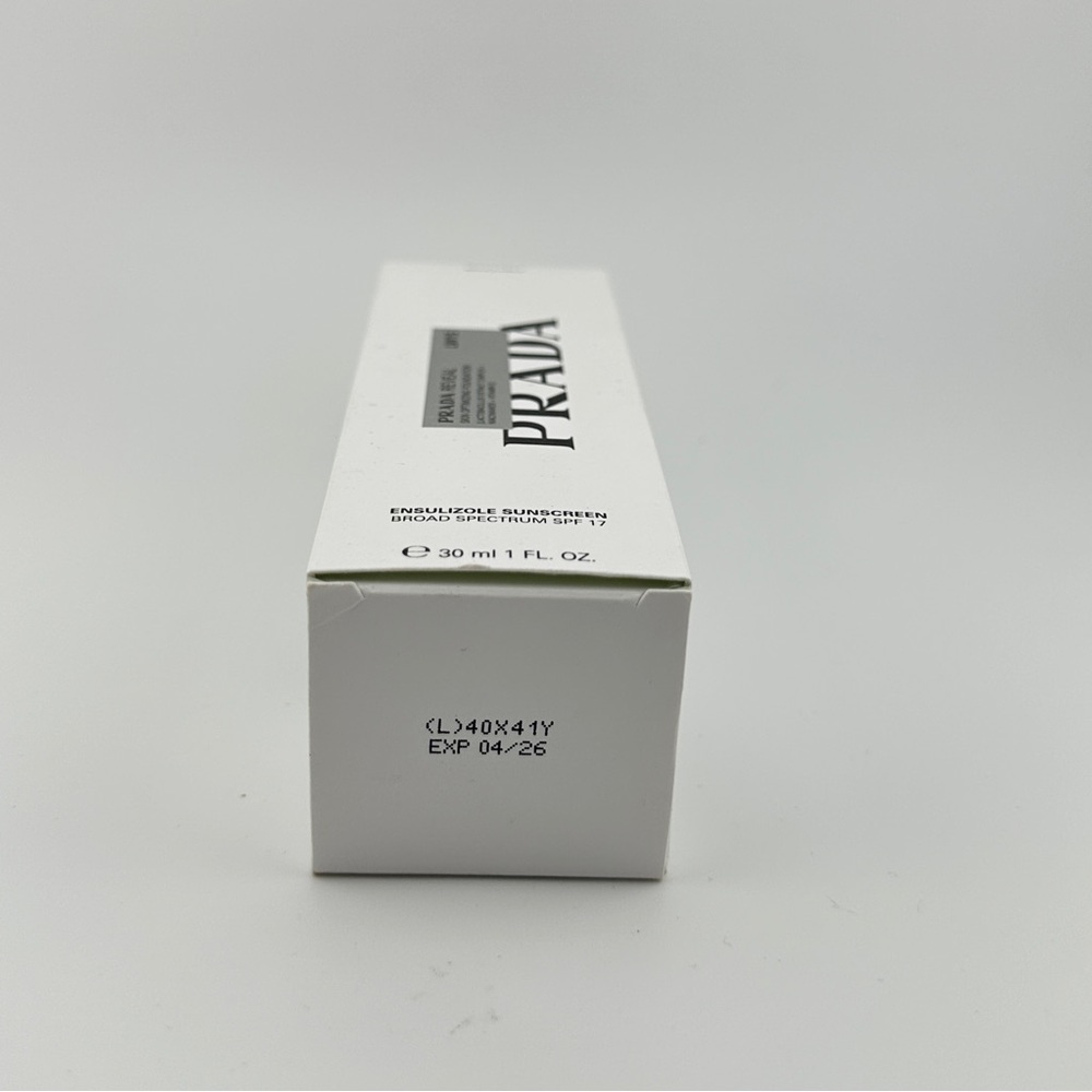 🆕 PRADA - Reveal Skin-Optimizing Refillable Soft Matte Foundation in LW15 NIB - Picture 6 of 8